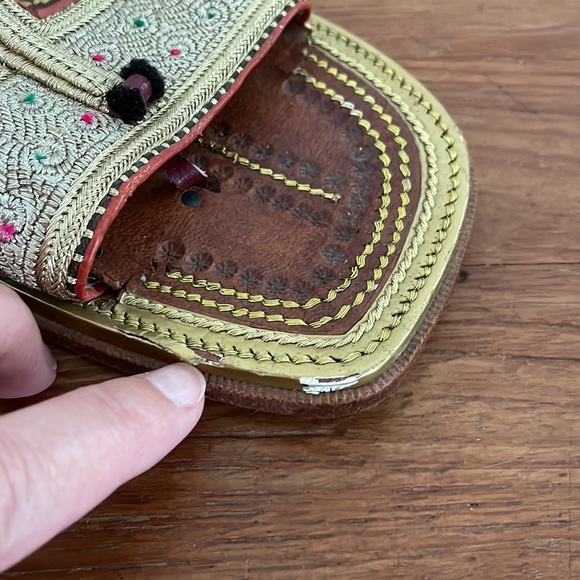 Fantastic hand made leather sandals with gold embroidery and pom poms - Picture 7 of 7